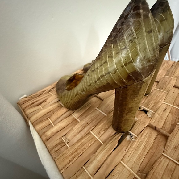 BCBGirls Green Heels Elegant Design - Picture 7 of 7